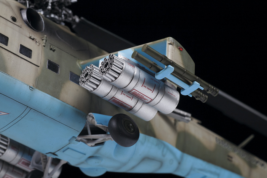 Zvezda Soviet Attack Helicopter MI-24P 1/48