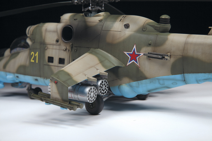 Zvezda Soviet Attack Helicopter MI-24P 1/48