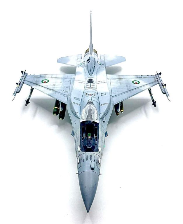 Kinetic F-16E/F Desert Vipers Block 60 1/48 (Chybí díly trupových nádrží, jinak kompletní)