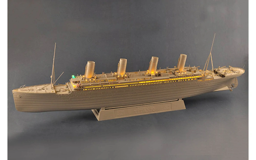 Trumpeter Titanic (LED verze) 1/200