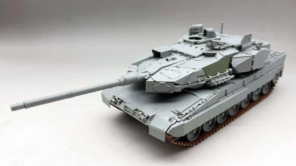 Amusing Hobby Leopard 2 A8 1/35 (Předobjednávka únor)