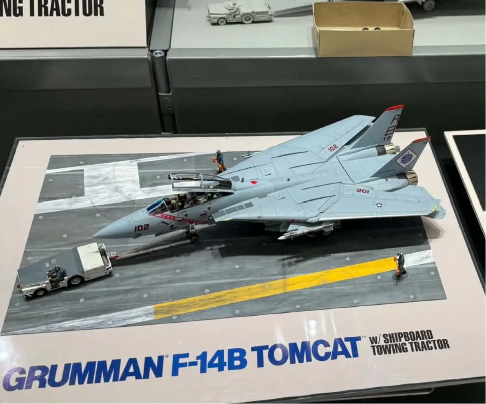 Tamiya Grumman F-14B Tomcat w/Shipboard Towing Tractor 1/48 (Předobjednávka prosinec/leden)