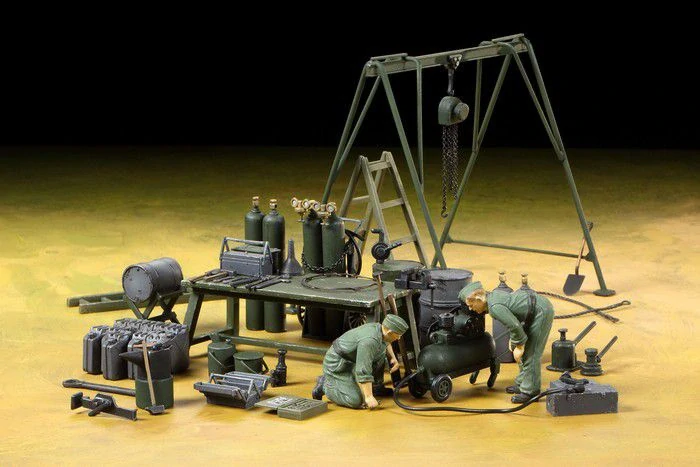 Tamiya German Field Maintenance Team & Equipment Set 1/35