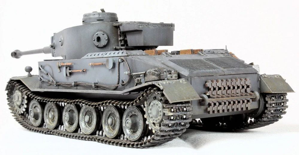 Amusing Hobby Pz.Kpfw.VI Tiger(P) "Truppenübungsfahrzeug" 1/35