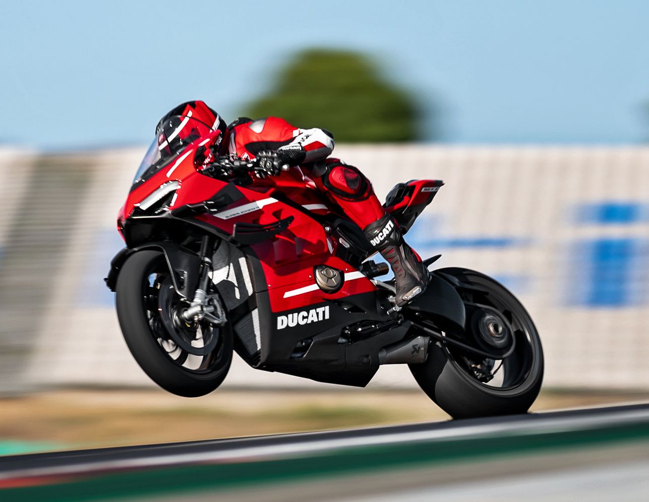 Tamiya DUCATI SUPERLEGGERA V4 with Racing Kit 1/12