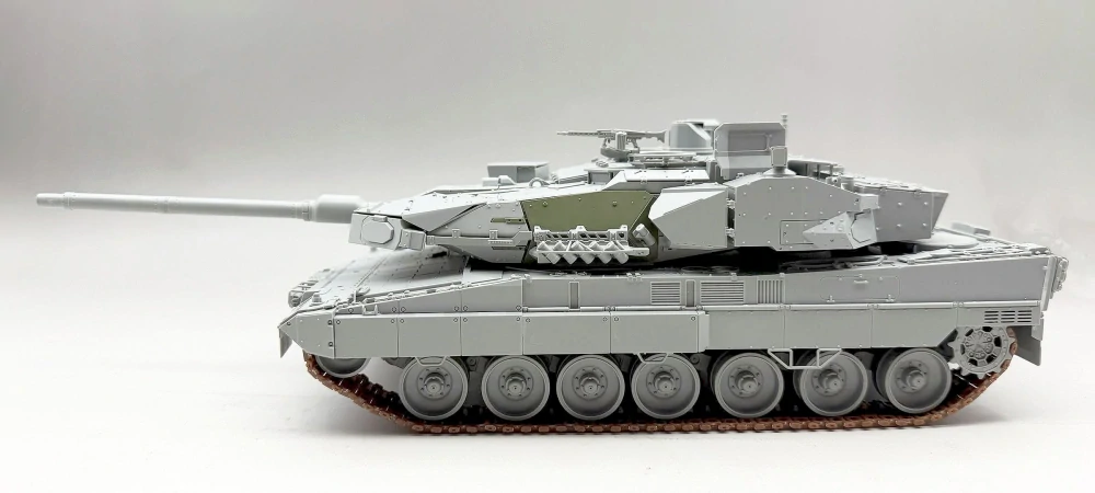 Amusing Hobby Leopard 2 A8 1/35 (Předobjednávka únor)