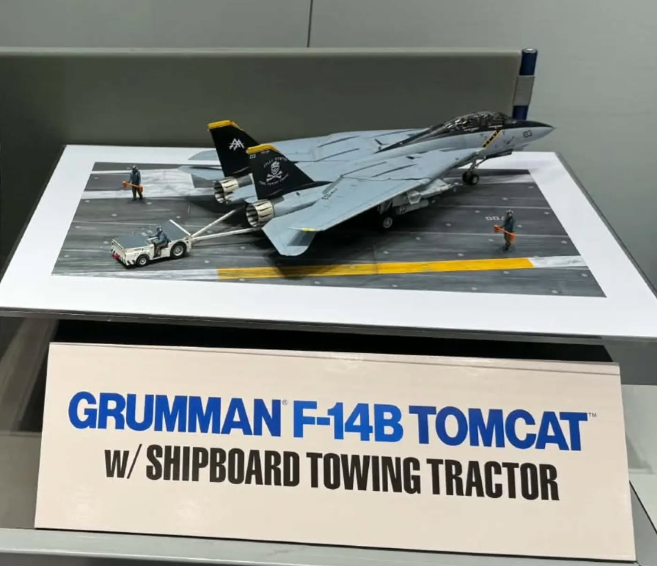Tamiya Grumman F-14B Tomcat w/Shipboard Towing Tractor 1/48 (Předobjednávka prosinec/leden)