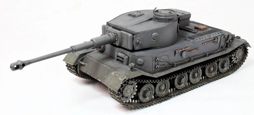 Amusing Hobby Pz.Kpfw.VI Tiger(P) "Truppenübungsfahrzeug" 1/35