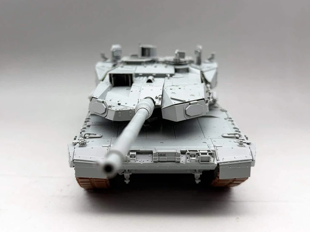 Amusing Hobby Leopard 2 A8 1/35 (Předobjednávka únor)