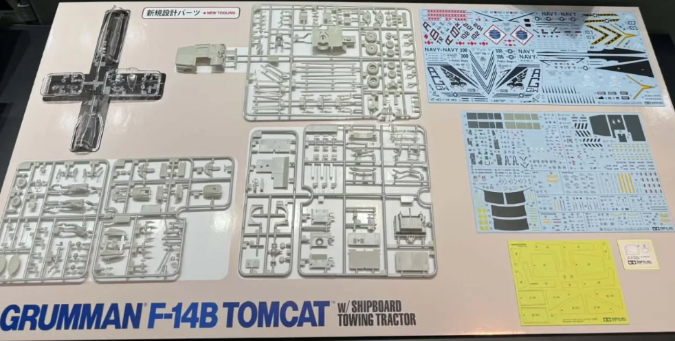 Tamiya Grumman F-14B Tomcat w/Shipboard Towing Tractor 1/48 (Předobjednávka prosinec/leden)