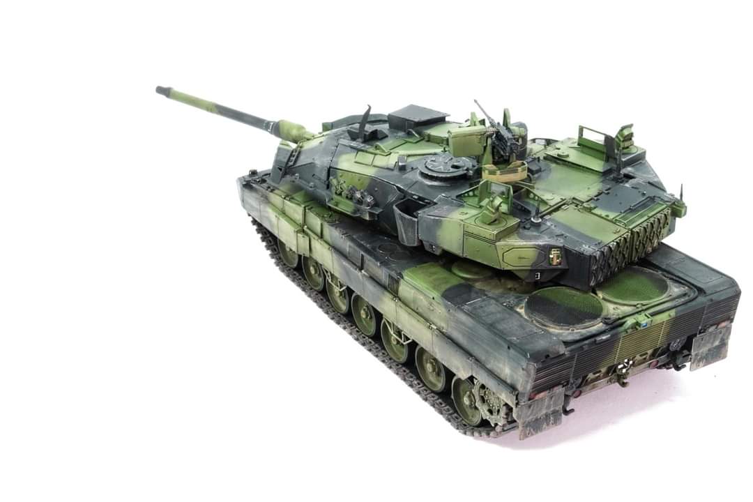Amusing Hobby Leopard 2 A8 1/35