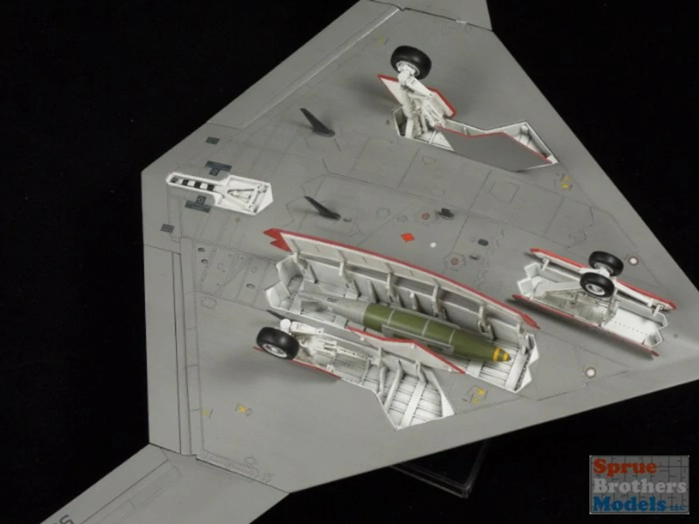 Freedom Model Kits X-47B UCAS (+ Resin figurka!) 1/48