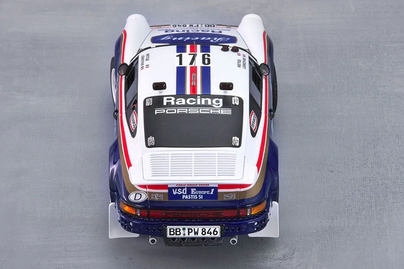 Beemax Porsche 911 Carrera 3.2 Paris Dakar Win. '84 1/24 (Předobjednávka říjen)